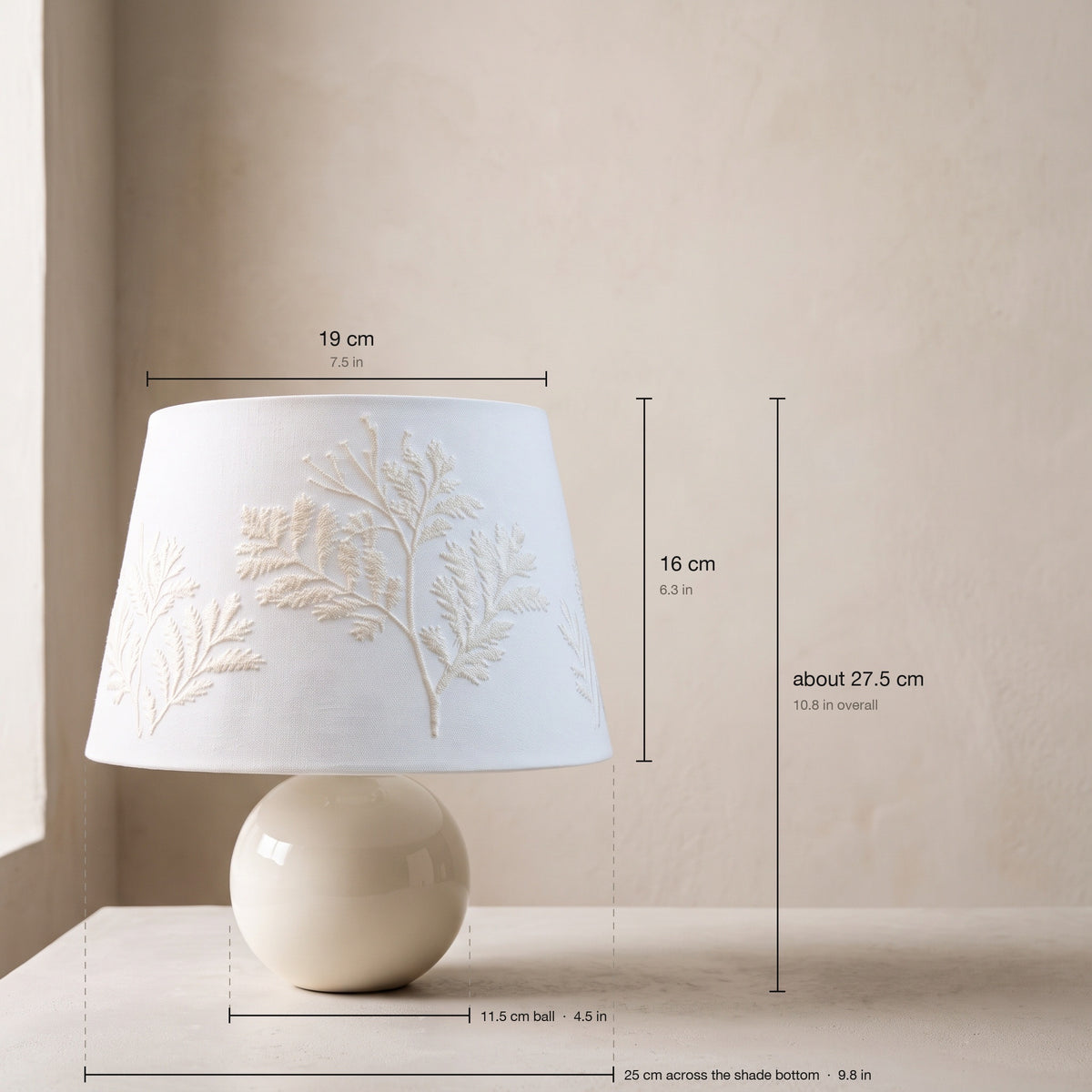 Fern-embroidered table lamp with measurements: shade 19 cm across the top, 25 cm across the bottom and 16 cm tall; ceramic ball 11.5 cm; about 27.5 cm overall
